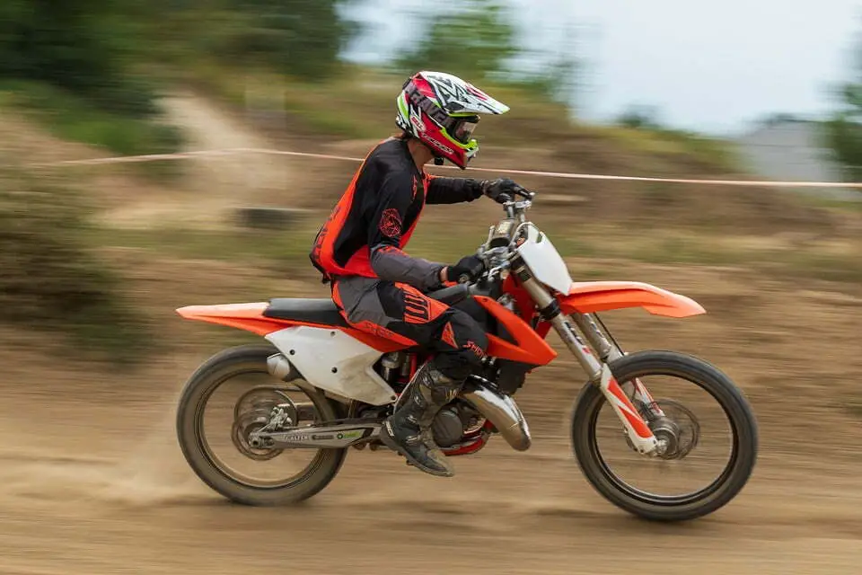 motorcross-rider-on-2-stroke-dirt-bike